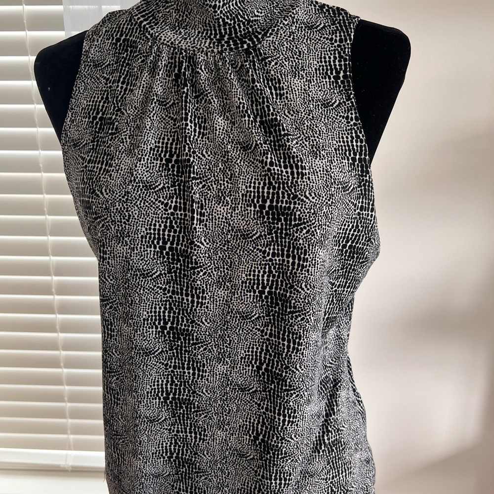 Chic Monochrome Sleeveless Blouse